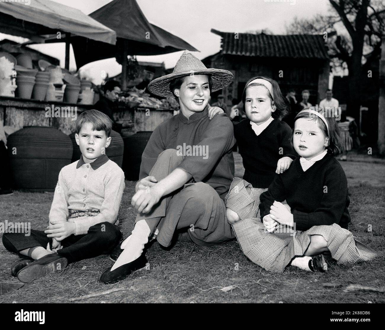 Renato Roberto Rossellini, Isotta Ingrid Rossellini, Ingrid Rossellini & Isabella Rossellini Schauspielerin mit Kindern 01. Mai 1958 **WARNUNG** dieses Foto ist nur für redaktionelle Zwecke bestimmt und unterliegt dem Urheberrecht der Film Company und/oder des Fotografen, der von der Film- oder Produktionsgesellschaft beauftragt wurde, und kann nur durch Veröffentlichungen in Verbindung mit der Werbung für den oben genannten Film reproduziert werden. Es ist eine obligatorische Gutschrift an die Filmgesellschaft erforderlich. Der Fotograf sollte ebenfalls angerechnet werden, wenn er bekannt ist. Ohne schriftliche Genehmigung der Film Company kann keine kommerzielle Nutzung gewährt werden. Stockfoto