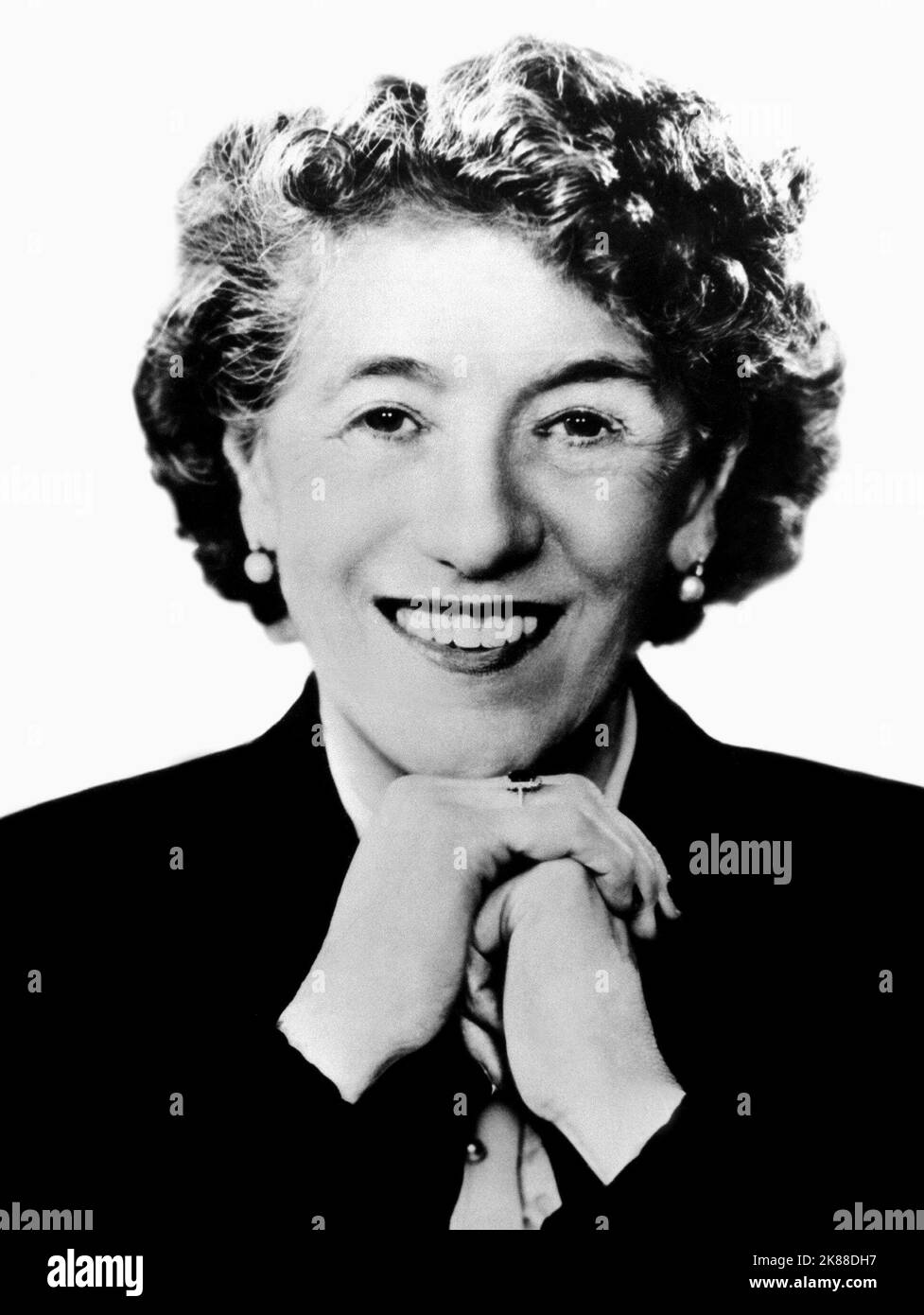 Enid Blyton Author 01 May 1953 **WARNUNG** Dieses Foto ist nur für den redaktionellen Gebrauch bestimmt und unterliegt dem Copyright der Film Company und/oder des Fotografen, der von der Film- oder Produktionsfirma beauftragt wurde, und kann nur durch Publikationen im Zusammenhang mit der Bewerbung des oben genannten Films reproduziert werden. Eine obligatorische Gutschrift an die Filmgesellschaft ist erforderlich. Der Fotograf sollte auch bei Bekanntwerden des Fotos gutgeschrieben werden. Ohne schriftliche Genehmigung der Film Company kann keine kommerzielle Nutzung gewährt werden. Stockfoto