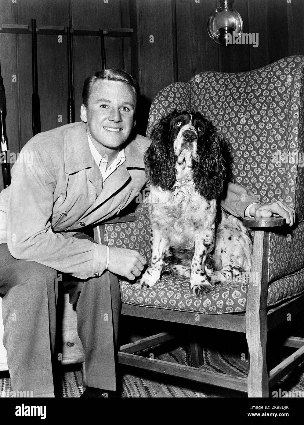 Van Johnson mit Dog Actor 01. Mai 1945 **WARNUNG** dieses Foto ist nur für redaktionelle Zwecke bestimmt und unterliegt dem Copyright der Film Company und/oder des von der Film or Production Company beauftragten Fotografen und kann nur durch Veröffentlichungen in Verbindung mit der Werbung für den oben genannten Film reproduziert werden. Es ist eine obligatorische Gutschrift an die Filmgesellschaft erforderlich. Der Fotograf sollte ebenfalls angerechnet werden, wenn er bekannt ist. Ohne schriftliche Genehmigung der Film Company kann keine kommerzielle Nutzung gewährt werden. Stockfoto