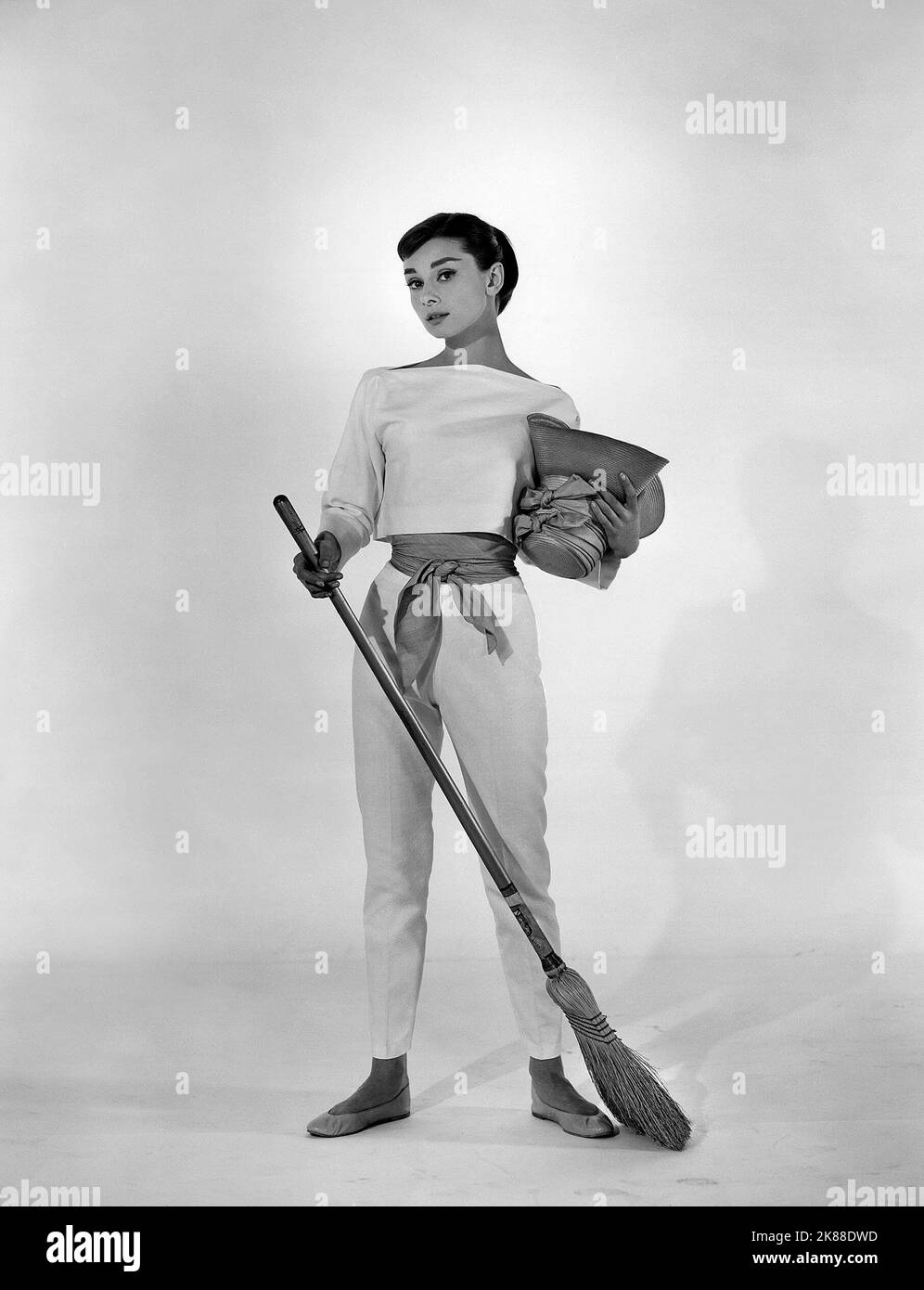 Audrey Hepburn Schauspielerin 01. Mai 1956 **WARNUNG** dieses Foto ist nur für redaktionelle Zwecke bestimmt und unterliegt dem Urheberrecht der Film Company und/oder des von der Film- oder Produktionsgesellschaft beauftragten Fotografen und kann nur durch Veröffentlichungen in Verbindung mit der Werbung für den oben genannten Film reproduziert werden. Es ist eine obligatorische Gutschrift an die Filmgesellschaft erforderlich. Der Fotograf sollte ebenfalls angerechnet werden, wenn er bekannt ist. Ohne schriftliche Genehmigung der Film Company kann keine kommerzielle Nutzung gewährt werden. Stockfoto