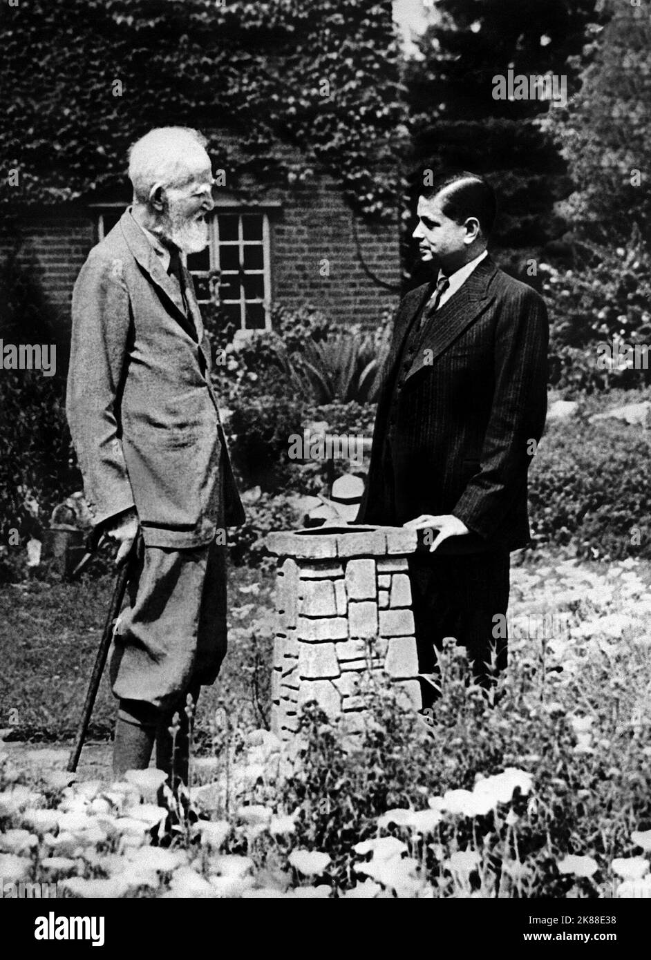George Bernard Shaw & Devadas Gandhi Writer 01. Mai 1946 **WARNUNG** dieses Foto ist nur für redaktionelle Zwecke bestimmt und unterliegt dem Urheberrecht der Film Company und/oder des von der Film- oder Produktionsgesellschaft beauftragten Fotografen und kann nur durch Veröffentlichungen in Verbindung mit der Werbung für den oben genannten Film reproduziert werden. Es ist eine obligatorische Gutschrift an die Filmgesellschaft erforderlich. Der Fotograf sollte ebenfalls angerechnet werden, wenn er bekannt ist. Ohne schriftliche Genehmigung der Film Company kann keine kommerzielle Nutzung gewährt werden. Stockfoto