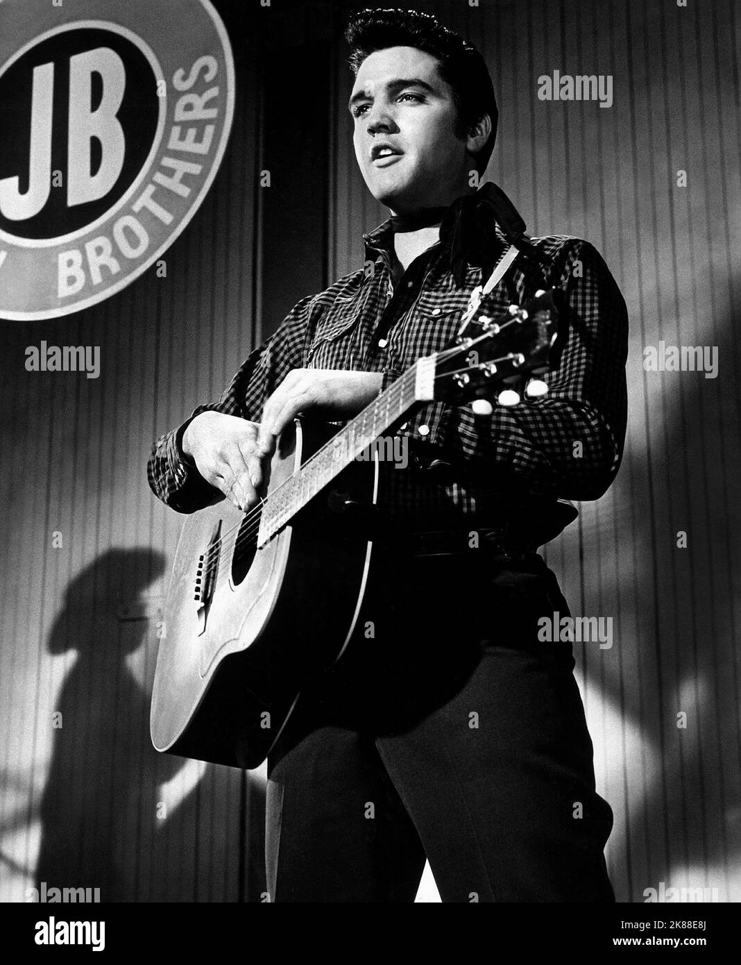 Elvis Presley Singer & Actor 01 May 1958 **WARNUNG** Dieses Foto ist nur für den redaktionellen Gebrauch bestimmt und unterliegt dem Copyright von PARAMOUNT und/oder des Fotografen, der von der Film- oder Produktionsfirma beauftragt wurde und darf nur von Publikationen im Zusammenhang mit der Bewerbung des oben genannten Films reproduziert werden. Eine obligatorische Gutschrift an PARAMOUNT ist erforderlich. Der Fotograf sollte auch bei Bekanntwerden des Fotos gutgeschrieben werden. Ohne schriftliche Genehmigung der Film Company kann keine kommerzielle Nutzung gewährt werden. Stockfoto