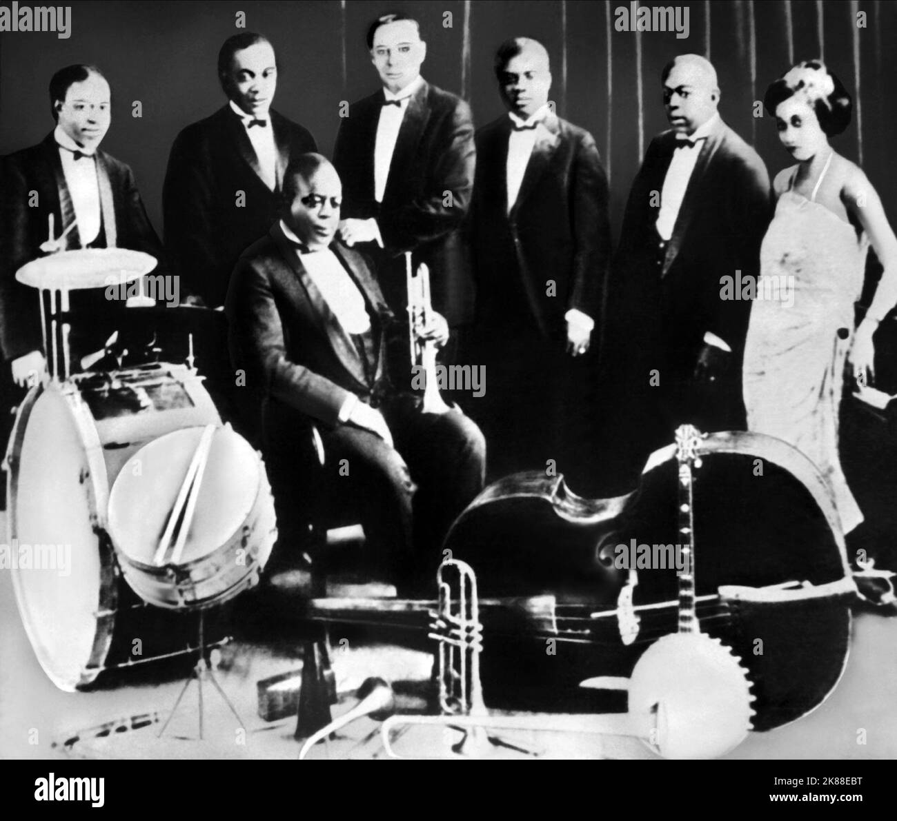 Joe „King“ Oliver, Baby Dodds, Honore Dutrey, Bill Johnson, Louis Armstrong, Johnny Dodds & Lil Hardin Armstrong King Oliver'S Creole Jazz Band 01 June 1923 **WARNUNG** Dieses Foto ist nur für den redaktionellen Gebrauch bestimmt und unterliegt dem Copyright der Film Company und/oder des Fotografen, der von der Film- oder Produktionsfirma beauftragt wurde und kann nur durch Publikationen in Verbindung mit reproduziert werden Die Werbung für den oben genannten Film. Eine obligatorische Gutschrift an die Filmgesellschaft ist erforderlich. Der Fotograf sollte auch bei Bekanntwerden des Fotos gutgeschrieben werden. Ohne schriftliche Genehmigung der Film Co. Kann keine kommerzielle Nutzung gewährt werden Stockfoto