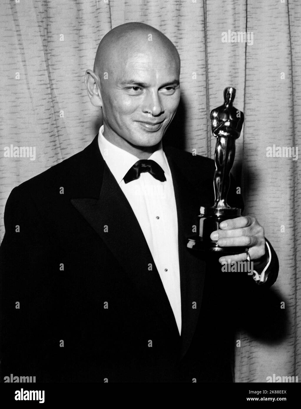 YUL Brynner mit Oscar-Schauspieler, der König und I Regie: Walter lang 28. Juni 1956 **WARNUNG** dieses Foto ist nur für redaktionelle Zwecke bestimmt und ist urheberrechtlich geschützt von 20 CENTURY FOX und/oder dem Fotografen, der von der Film- oder Produktionsgesellschaft beauftragt wurde. Eine obligatorische Gutschrift für 20 CENTURY FOX ist erforderlich. Der Fotograf sollte ebenfalls angerechnet werden, wenn er bekannt ist. Ohne schriftliche Genehmigung der Film Company kann keine kommerzielle Nutzung gewährt werden. Stockfoto