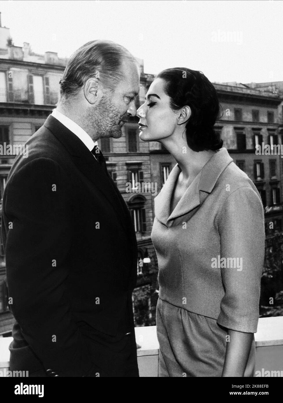 Curd Jurgens & Simone Bicheron Schauspieler & Frau 01. August 1959 **WARNUNG** dieses Foto ist nur für redaktionelle Zwecke bestimmt und unterliegt dem Urheberrecht von ROM und/oder dem von der Film- oder Produktionsgesellschaft beauftragten Fotografen und kann nur in Publikationen in Verbindung mit der Werbung für den oben genannten Film reproduziert werden. Eine obligatorische Gutschrift für ROM ist erforderlich. Der Fotograf sollte ebenfalls angerechnet werden, wenn er bekannt ist. Ohne schriftliche Genehmigung der Film Company kann keine kommerzielle Nutzung gewährt werden. Stockfoto Curd Jurgens & Simone Bicheron Schauspieler & Frau 01. August 1959 **WARNUNG** dieses Foto ist nur für redaktionelle Zwecke bestimmt und unterliegt dem Urheberrecht von ROM und/oder dem von der Film- oder Produktionsgesellschaft beauftragten Fotografen und kann nur in Publikationen in Verbindung mit der Werbung für den oben genannten Film reproduziert werden. Eine obligatorische Gutschrift für ROM ist erforderlich. Der Fotograf sollte ebenfalls angerechnet werden, wenn er bekannt ist. Ohne schriftliche Genehmigung der Film Company kann keine kommerzielle Nutzung gewährt werden. Stockfoto