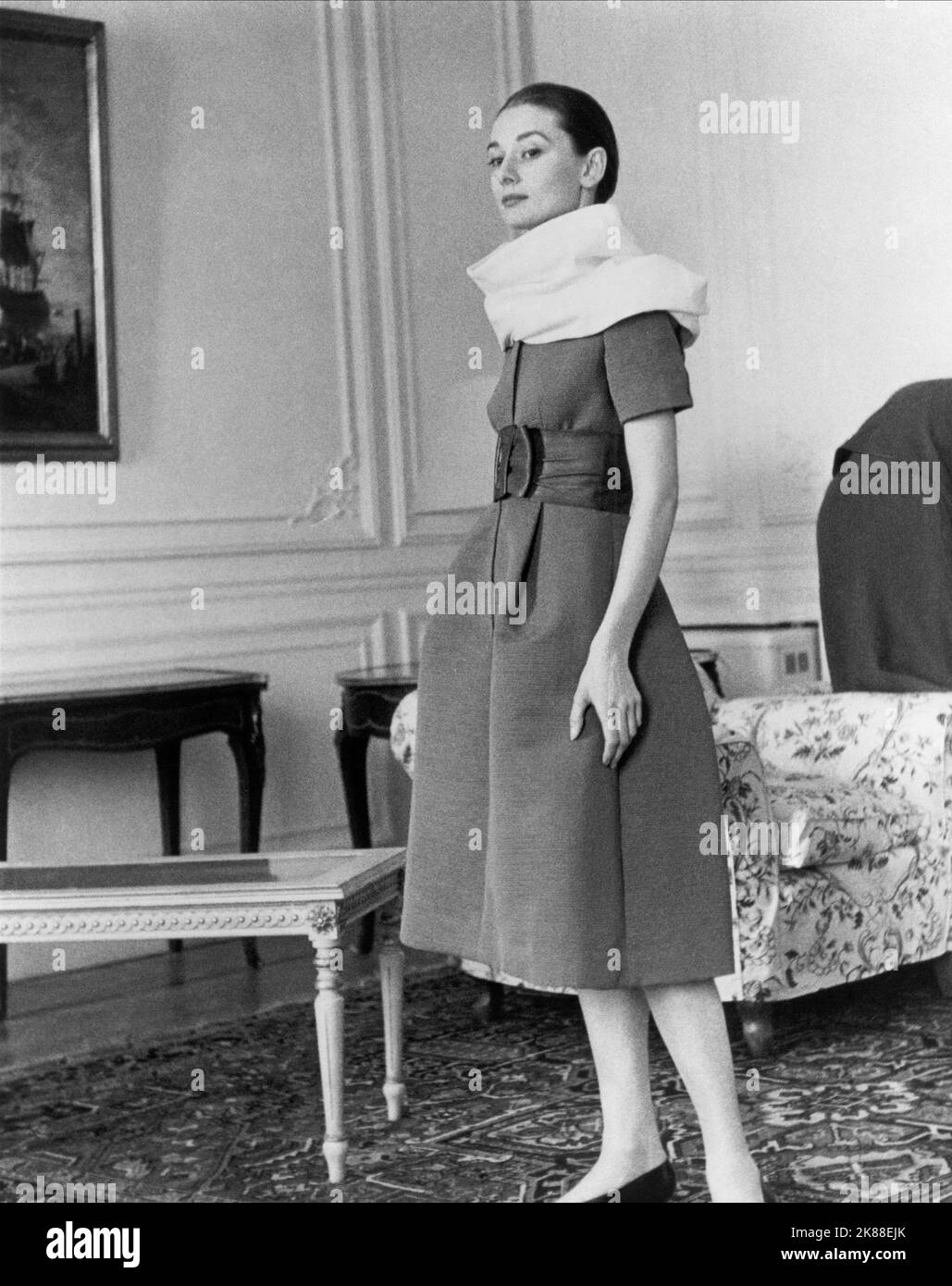 Audrey Hepburn Actress (1953) 01. Mai 1953 **WARNUNG** dieses Foto ist nur für redaktionelle Zwecke bestimmt und unterliegt dem Urheberrecht der Film Company und/oder des von der Film- oder Produktionsgesellschaft beauftragten Fotografen und kann nur durch Veröffentlichungen in Verbindung mit der Werbung für den oben genannten Film reproduziert werden. Es ist eine obligatorische Gutschrift an die Filmgesellschaft erforderlich. Der Fotograf sollte ebenfalls angerechnet werden, wenn er bekannt ist. Ohne schriftliche Genehmigung der Film Company kann keine kommerzielle Nutzung gewährt werden. Stockfoto