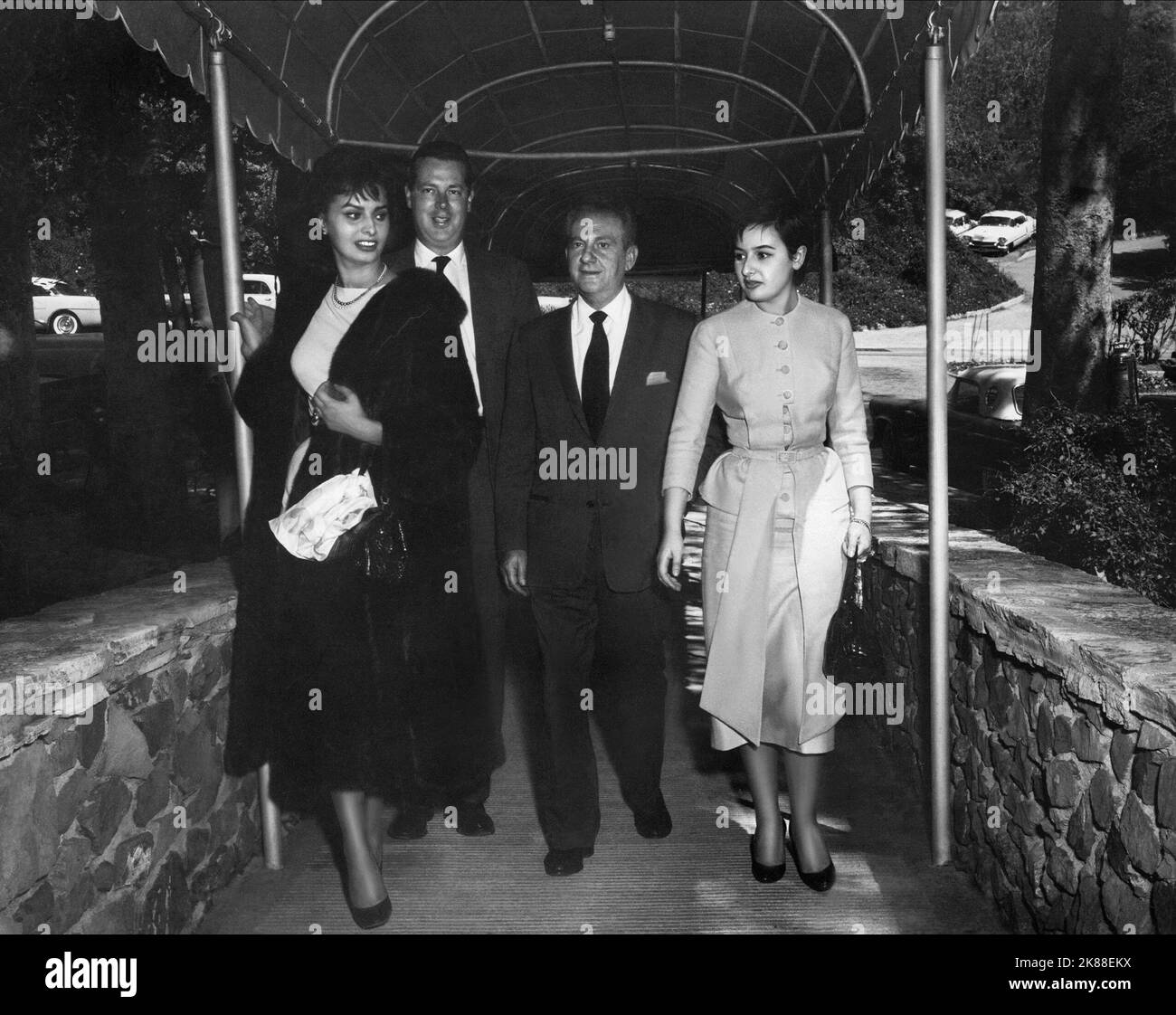 Sophia Loren, Delbert Mann, Don Hartman & Anna Maria Villani Scicolone Schauspielerin, Regisseur 01. Januar 1957 **WARNUNG** dieses Foto ist nur für redaktionelle Zwecke bestimmt und unterliegt dem Urheberrecht der Film Company und/oder des Fotografen, der von der Film- oder Produktionsgesellschaft beauftragt wurde. Es kann nur durch Veröffentlichungen in Verbindung mit der Werbung für den oben genannten Film reproduziert werden. Es ist eine obligatorische Gutschrift an die Filmgesellschaft erforderlich. Der Fotograf sollte ebenfalls angerechnet werden, wenn er bekannt ist. Ohne schriftliche Genehmigung der Film Company kann keine kommerzielle Nutzung gewährt werden. Stockfoto