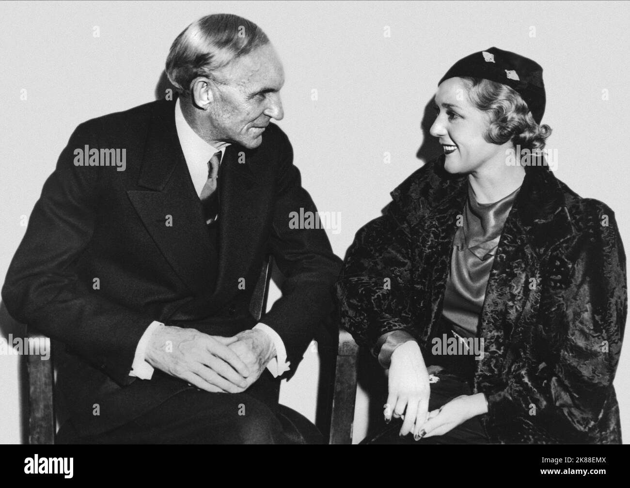 Henry Ford & Mary Pickford Schauspieler & Schauspielerin in den 1930er Jahren 01. Juni 1935 **WARNUNG** dieses Foto ist nur für redaktionelle Zwecke bestimmt und unterliegt dem Copyright der Film Company und/oder des von der Film or Production Company beauftragten Fotografen und kann nur durch Veröffentlichungen in Verbindung mit der Werbung für den oben genannten Film reproduziert werden. Es ist eine obligatorische Gutschrift an die Filmgesellschaft erforderlich. Der Fotograf sollte ebenfalls angerechnet werden, wenn er bekannt ist. Ohne schriftliche Genehmigung der Film Company kann keine kommerzielle Nutzung gewährt werden. Stockfoto