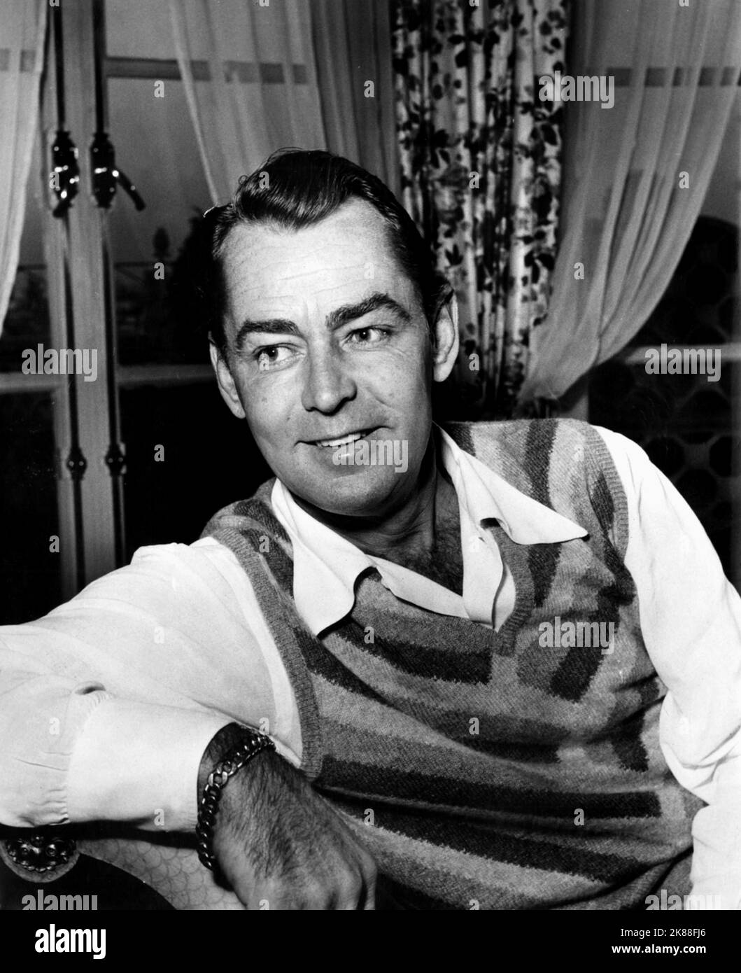 Alan Ladd Actor 01. Mai 1955 **WARNUNG** dieses Foto ist nur für redaktionelle Zwecke bestimmt und unterliegt dem Urheberrecht der Film Company und/oder des von der Film- oder Produktionsgesellschaft beauftragten Fotografen und kann nur durch Veröffentlichungen in Verbindung mit der Werbung für den oben genannten Film reproduziert werden. Es ist eine obligatorische Gutschrift an die Filmgesellschaft erforderlich. Der Fotograf sollte ebenfalls angerechnet werden, wenn er bekannt ist. Ohne schriftliche Genehmigung der Film Company kann keine kommerzielle Nutzung gewährt werden. Stockfoto