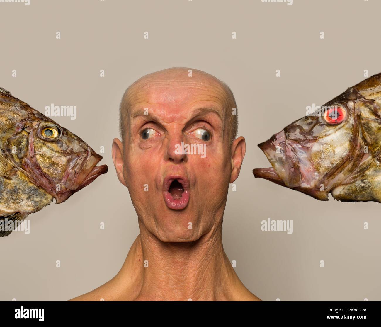 Fish Face, ein freakisches Porträt eines Mannes und eines Fisches Stockfoto