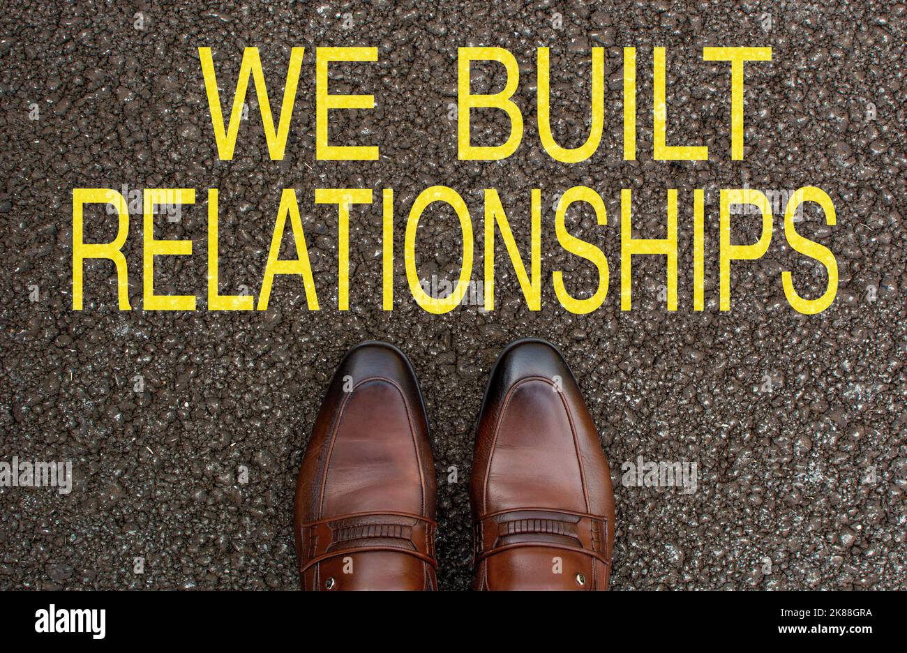 Top Ansicht von Business Brown Schuhe unterwegs mit dem Text: Wir haben Beziehungen aufgebaut Stockfoto