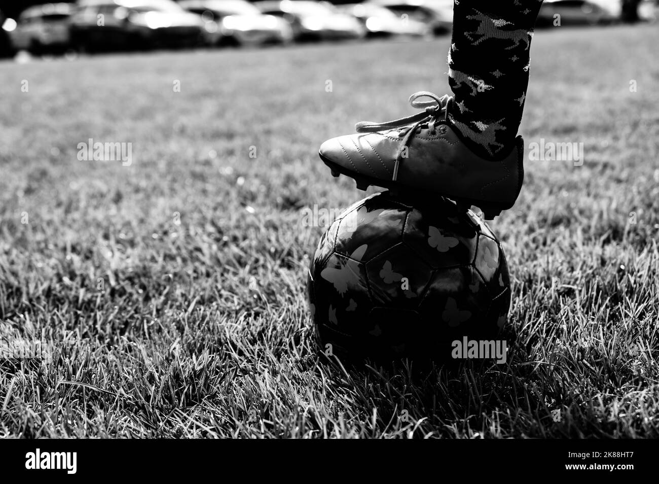 Konzentriere dich selektiv auf den Fußball von Mädchen mit einem Spieler auf dem Rasen. Stockfoto