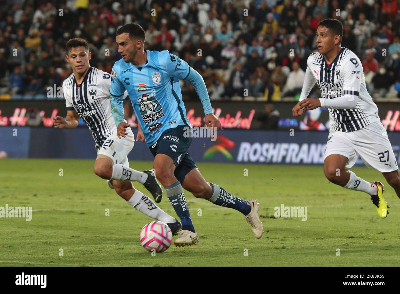 Pachuca, Mexiko. 20. Oktober 2022. Arturo Gonzalez (C) von Pachuca Tuzos, Arturo Gozalez und Luis Romo vom FC Monterrey kämpfen während des Halbfinalspiels zwischen Tuzos und Monterrey beim Eröffnungsturnier 2022 der MX League im Hidalgo Stadium gegen den Ball. Am 20. Oktober 2022 in Pachuca, Mexiko. (Bild: © Ismael Rosas/eyepix via ZUMA Press Wire) Bild: ZUMA Press, Inc./Alamy Live News Stockfoto