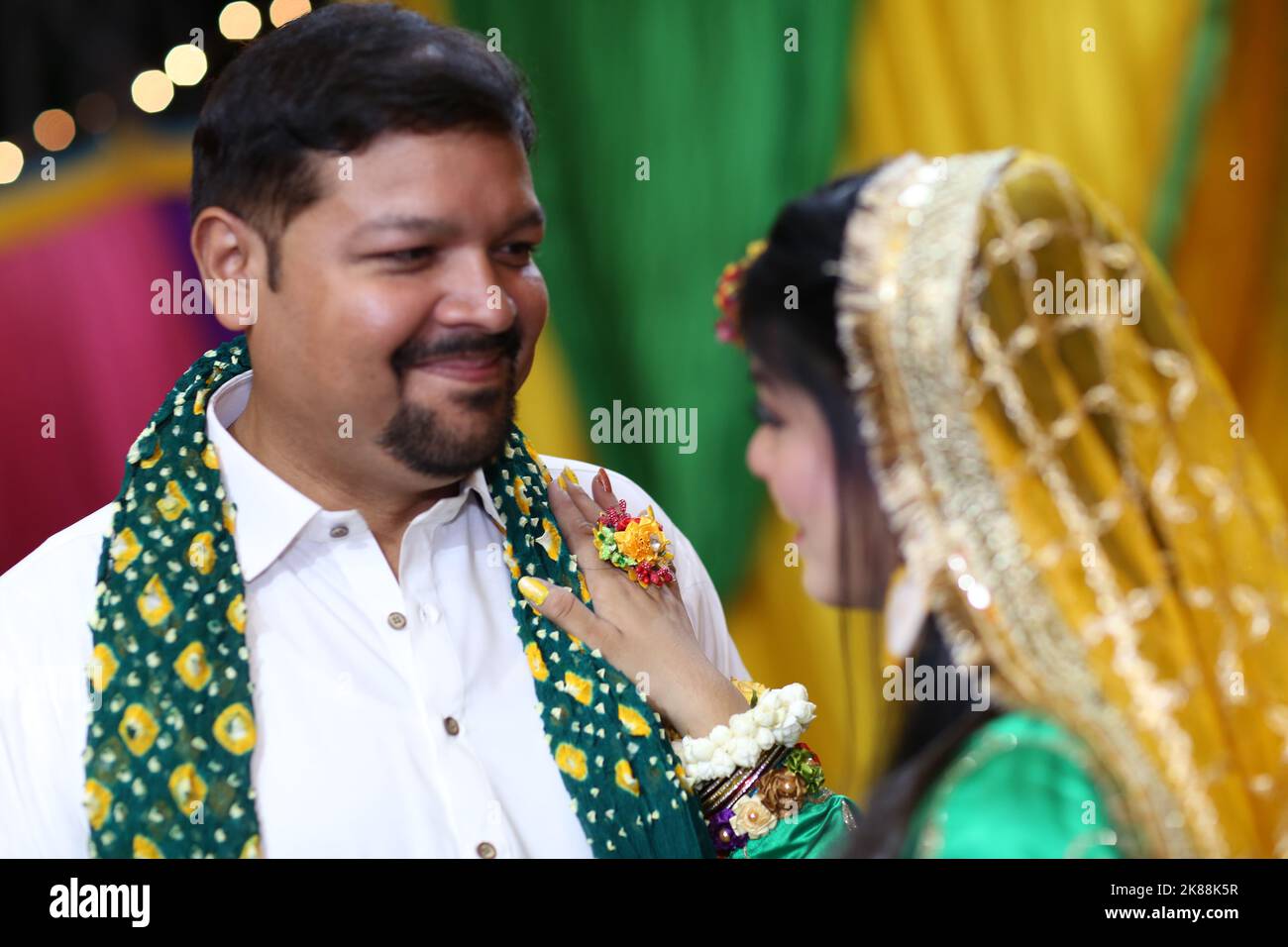 Braut und Bräutigam bei der traditionellen Mayoon-Zeremonie in Karachi, Pakistan Stockfoto