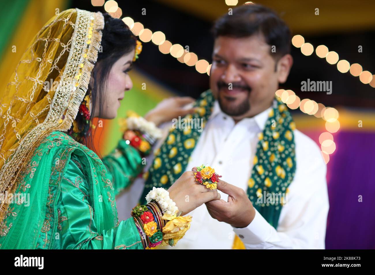 Braut und Bräutigam bei der traditionellen Mayoon-Zeremonie in Karachi, Pakistan Stockfoto