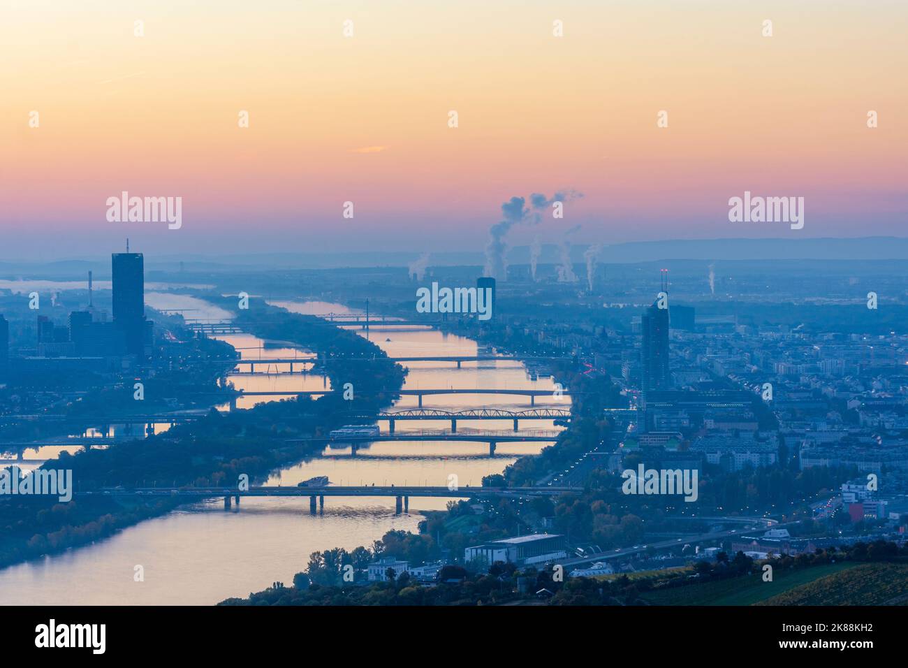 Wien, Wien: sonnenaufgang in Wien, Weinberge, Donau und Neue Donau (Neue Donau, links), DC Tower 1, Blick vom Leopoldsberg, Autum Stockfoto