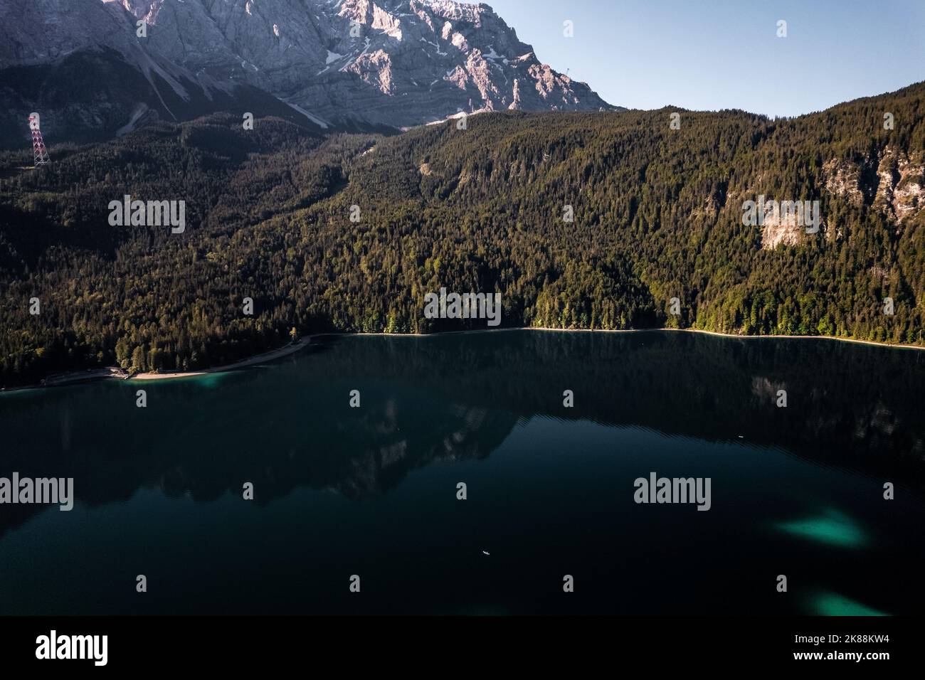Luftdrohnenbild von Eibsee in Deutschland Stockfoto