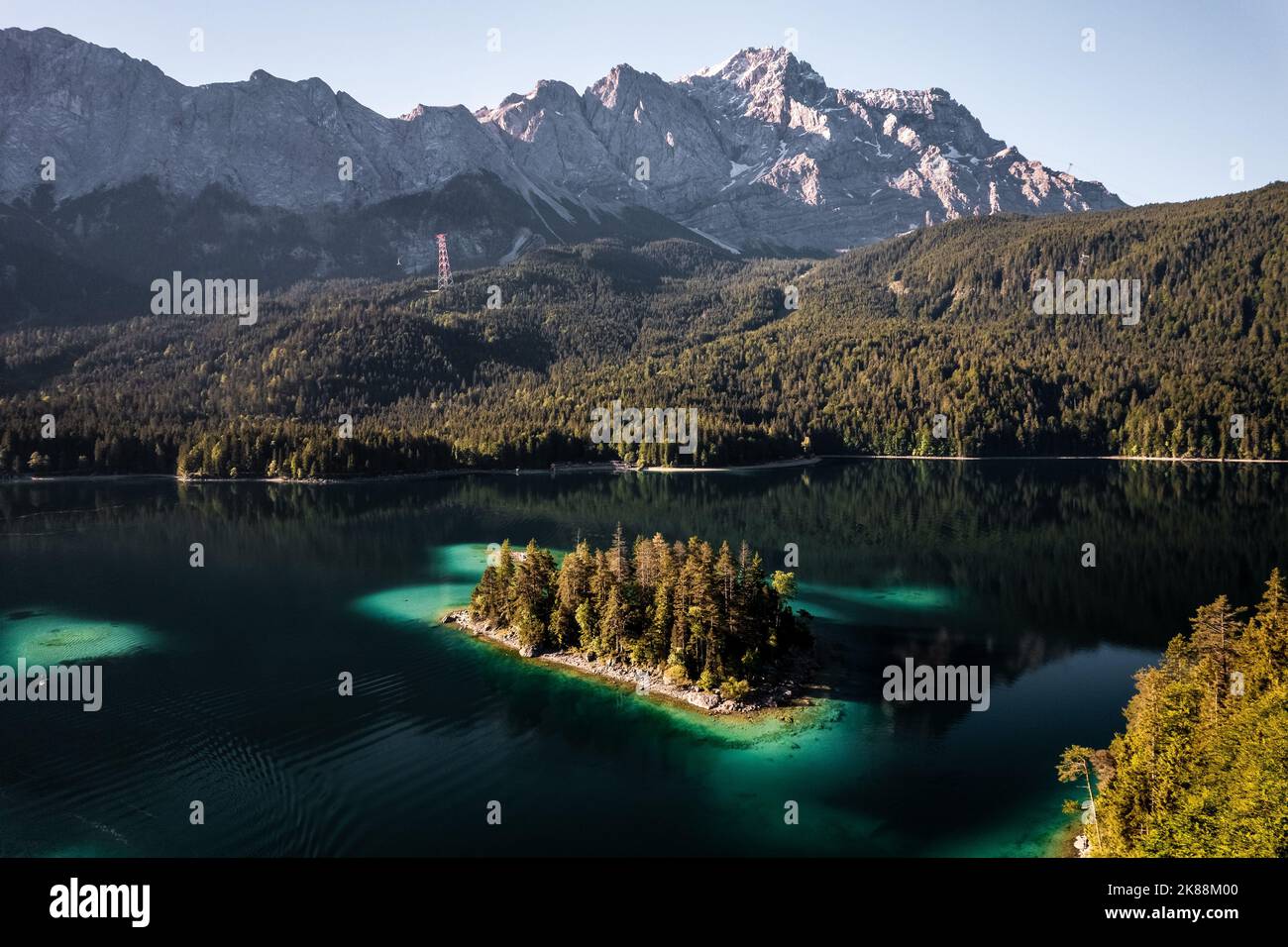 Luftdrohnenbild von Eibsee in Deutschland Stockfoto