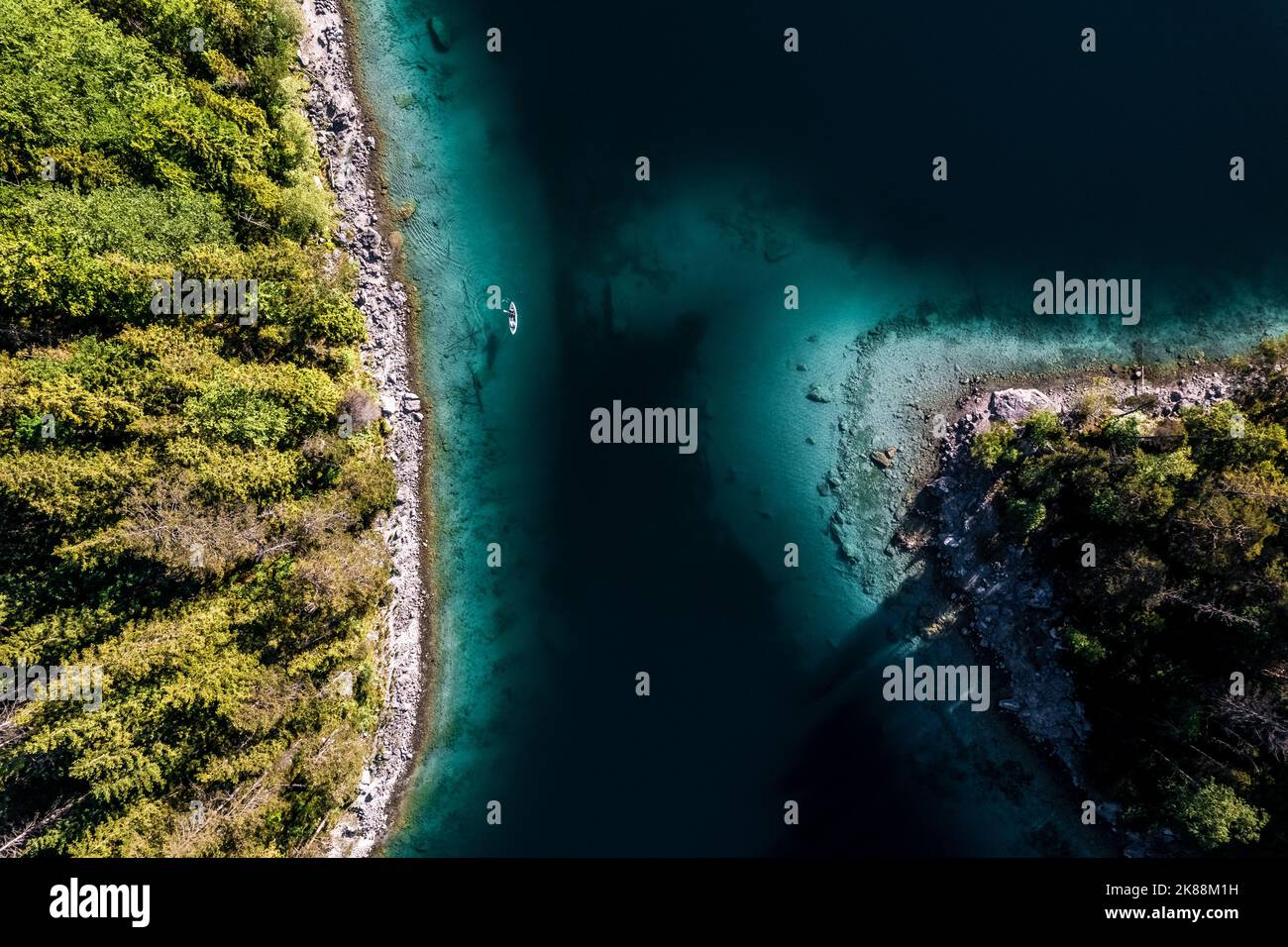 Luftdrohnenbild von Eibsee in Deutschland Stockfoto