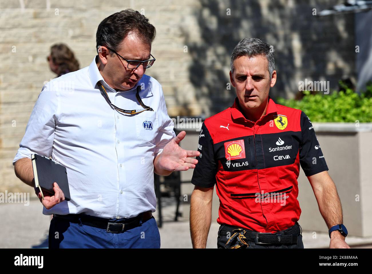 Austin, Texas, USA. 21. Okt 2022. (L bis R): Nichola Tombazis (GRE) FIA Head of Single-Sitzer Technical Matters mit Inaki Rueda (ESP) Ferrari Race Strategist. 21.10.2022. Formel 1 Weltmeisterschaft, Rd 19, großer Preis der Vereinigten Staaten, Austin, Texas, USA, Trainingstag. Bildnachweis sollte lauten: XPB/Press Association Images. Quelle: XPB Images Ltd/Alamy Live News Stockfoto