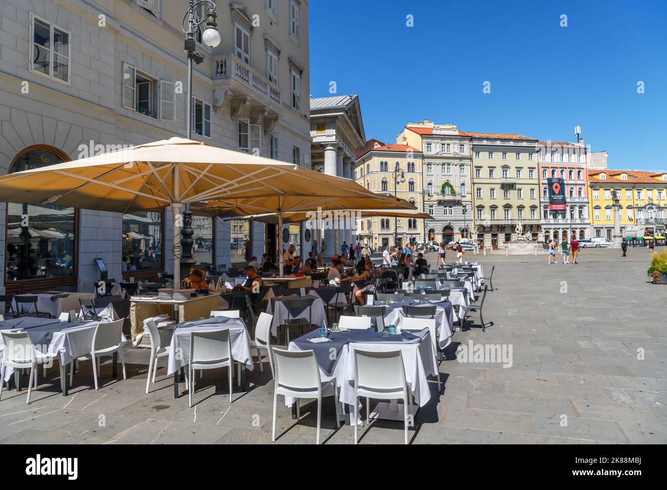 Café auf der Piazza della Borsa im historischen Stadtzentrum von Triest, Italien Stockfoto