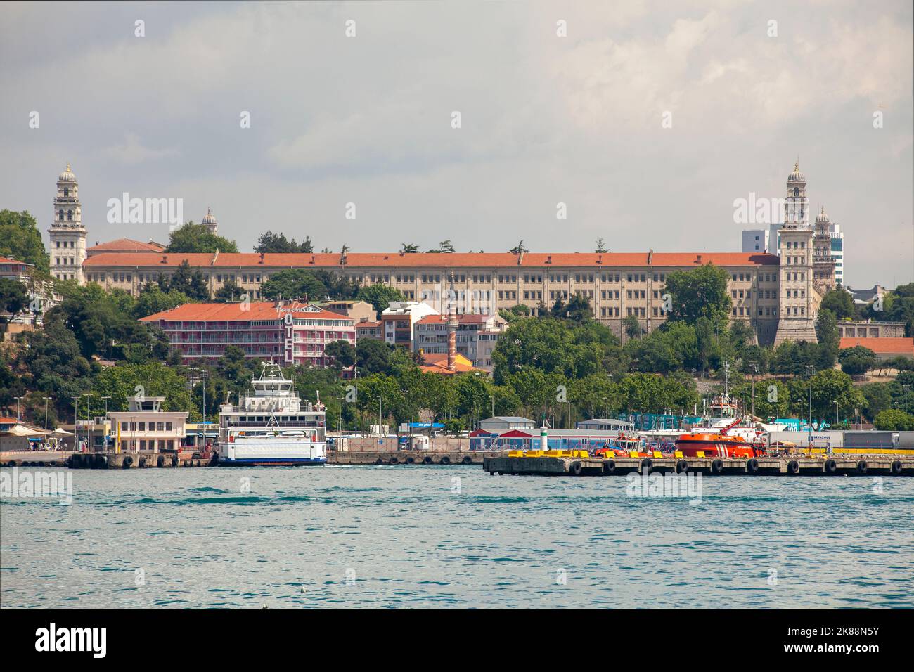 Istanbul, Türkei, 26. Mai , 2016 : asiatischer Teil Istanbuls, alte osmanische Selimiye-Kaserne und Hafen von Harem. Stockfoto