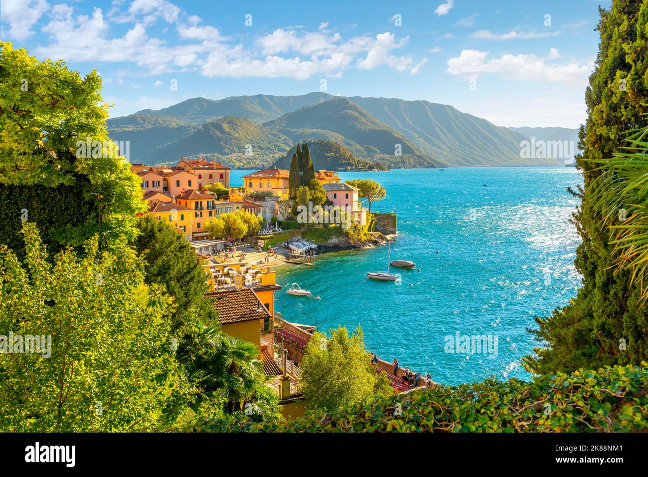 Von einer Straße über dem malerischen Seeufer-Dorf Varenna bietet sich ein Blick aus einem hohen Winkel auf die farbenfrohe Altstadt und den Yachthafen am Comer See. Stockfoto