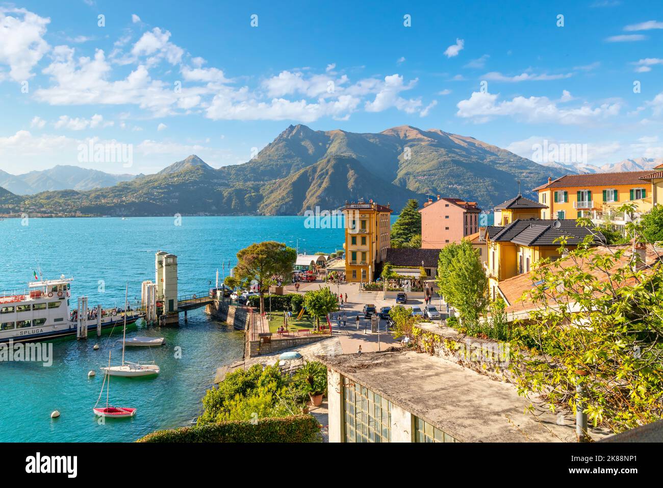 Von einer Straße über dem malerischen Seeufer-Dorf Varenna bietet sich ein Blick aus einem hohen Winkel auf die farbenfrohe Altstadt und den Yachthafen am Comer See. Stockfoto
