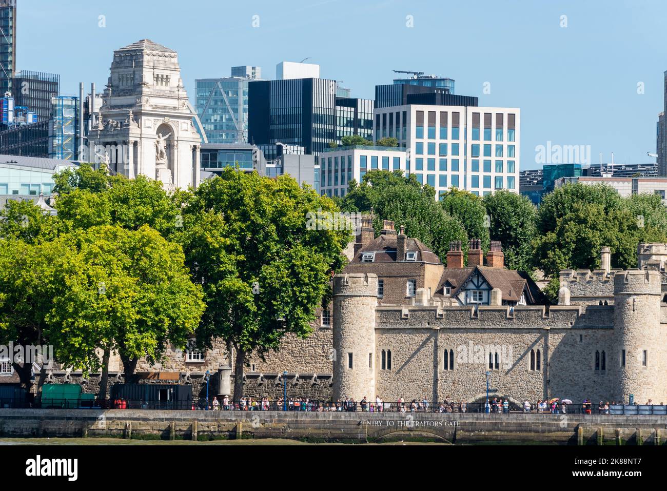 Tower of London, City of London historisches Schloss. St. Thomas Turm unter der Father Thames Statue des Four Seasons Hotel. Eintritt zum Verrätertor Stockfoto