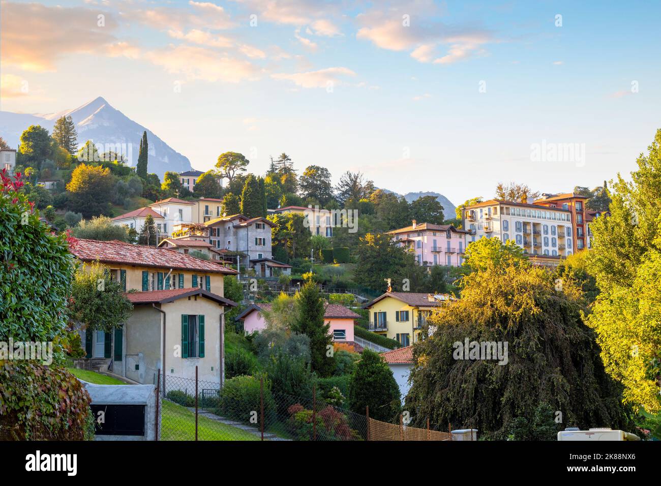 Häuser und Villen säumen die Hügel über dem kleinen Fischerdorf Pescallo in der Nähe von Bellagio, Italien, am Comer See. Stockfoto