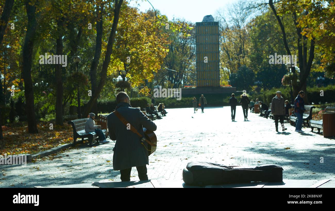 Kiew, Ukraine 16. Oktober 2022 Die Menschen schlendern durch den