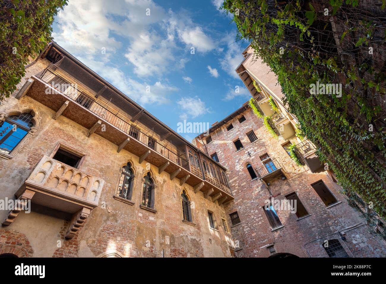 Weitwinkelblick auf Juliets Balkon und Haus, ein gotisches Haus aus den 1300s Jahren und Museum, mit einem Steinbalkon, der Shakespeare inspiriert haben soll. Stockfoto