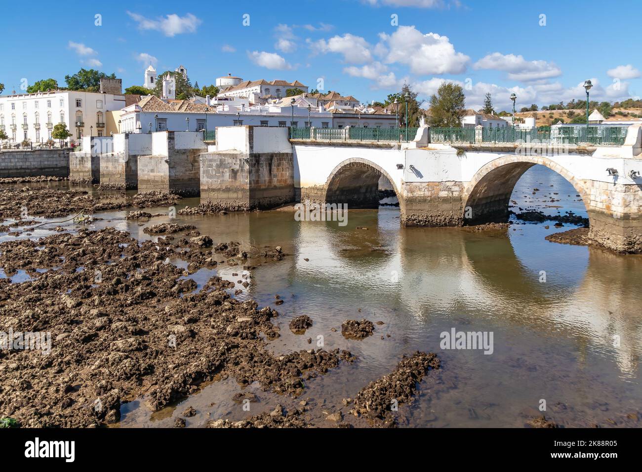 Tavira an der Algarve, Portugal. Früher bekannt als Alcaria Tabila, die Stadt der 32 Kirchen, deren Ursprung geht zurück auf prähistorische Zeiten als Schifffahrt p Stockfoto