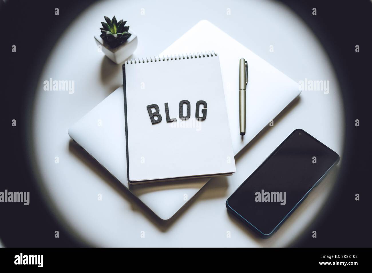 Blogging-Ausrüstung. So starten Sie den Blog, Bloggen für Anfänger. Laptop, Mobiltelefon, Ringlicht, Notebook und Brille auf dem Tisch Stockfoto