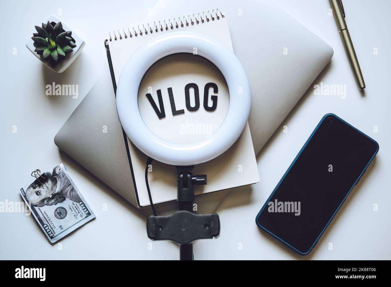 Wie Vlog Gemacht Wird. Word Vlog und Laptop, Mobiltelefon, Notebook und Brille auf dem Tisch Stockfoto