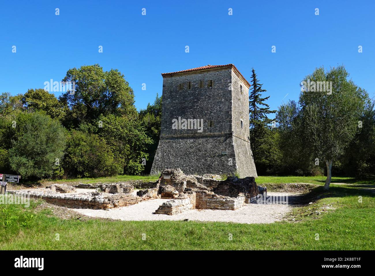 Der venezianische Turm, Butrint, eine antike griechische und später römische Stadt und Bistum in Epirus, UNESCO-Weltkulturerbe, Republik Albanien Stockfoto