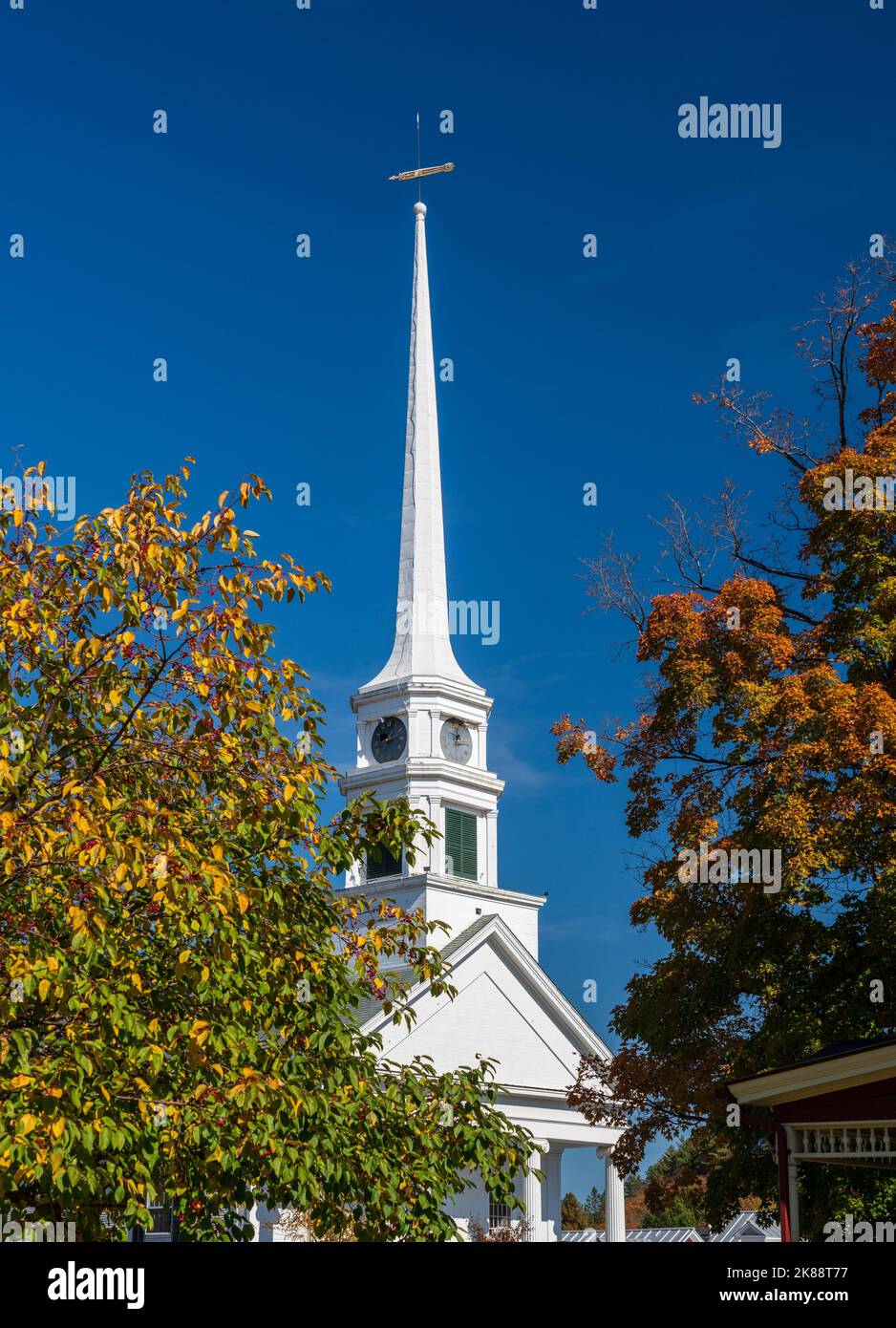 Kirchturm der Stowe Community Church gegen Herbstfarben eingestellt Stockfoto