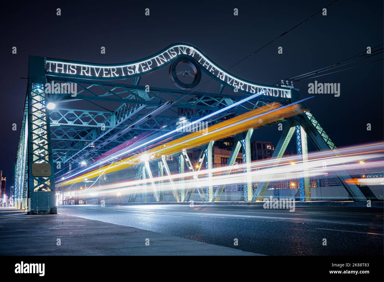 Eine Langzeitaufnahme des Viadukts Queen Street in Toronto, Kanada, mit leichten Spuren bewegter Autos. Stockfoto
