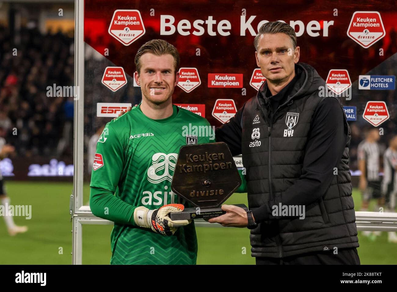 ALMELO, NIEDERLANDE - 21. OKTOBER: Torhüter Michael Brouwer von Herakles bester Torhüter der ersten Spielzeit während des niederländischen Keukenkampioendivisie-Spiels zwischen Herakles und FC Eindhoven am 21. Oktober 2022 im Erve Asito Stadion in Almelo, Niederlande (Foto: Marcel ter Bals/Orange Picles) Stockfoto