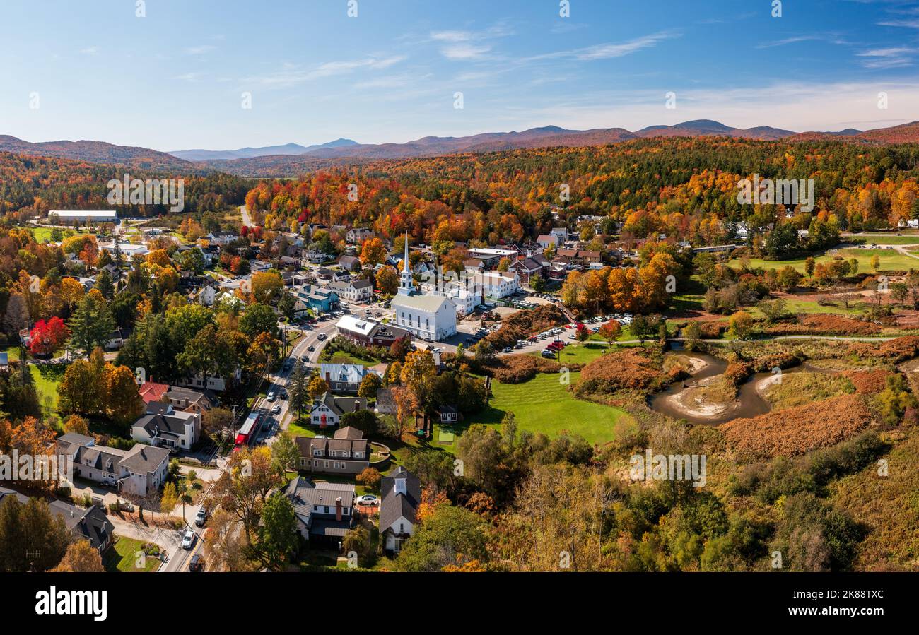 Panorama-Luftaufnahme der Stadt Stowe in Vermont im Herbst Stockfoto