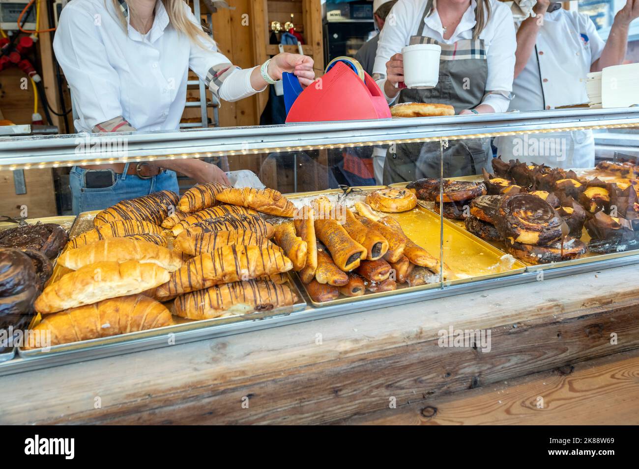Osterreichisches Gebäck und Croissants in einem Schaukasten in Salzburg. Stockfoto