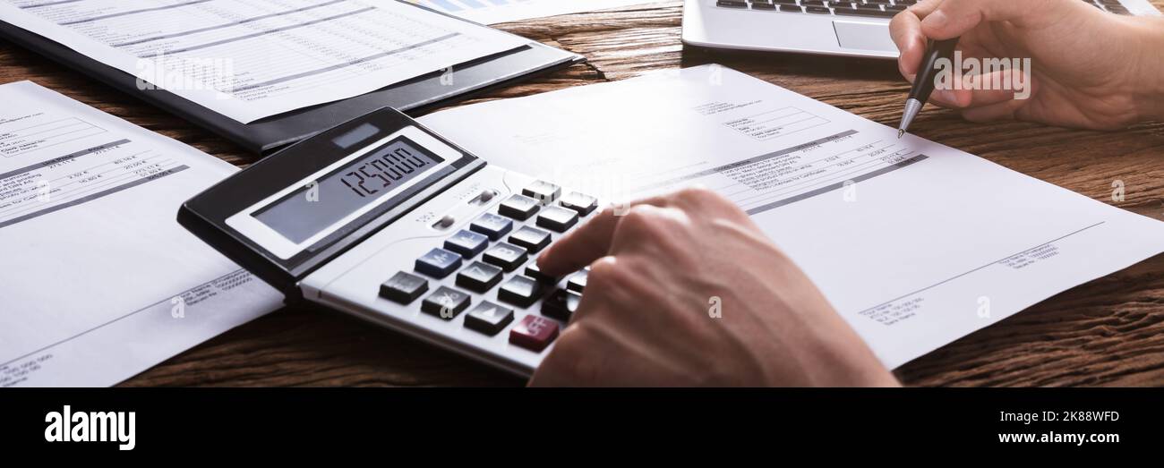 Steuerbuchhalter Berechnung Der Rechnungsrechnung Am Schreibtisch Stockfoto