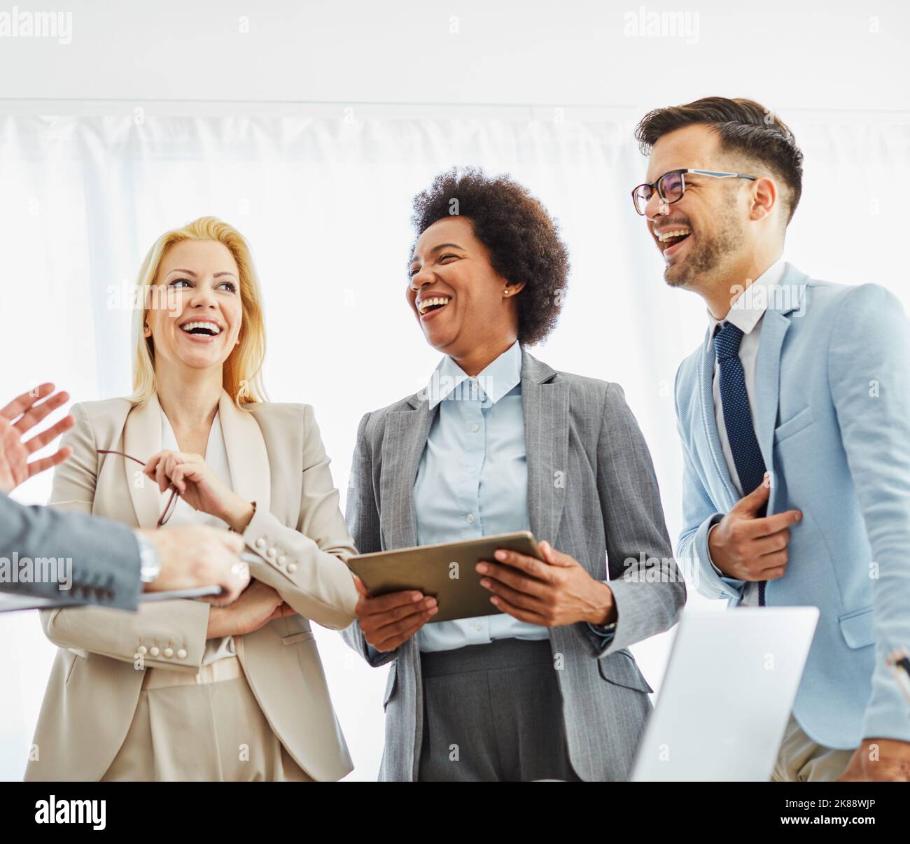 Junge Geschäftsleute treffen Büro Teamarbeit Gruppe Erfolg Unternehmensgespräch Stockfoto