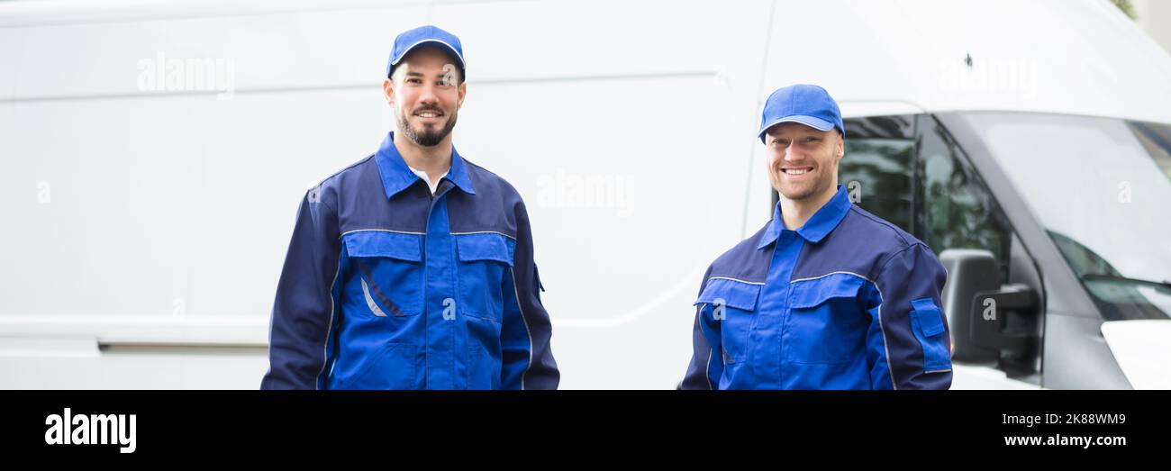 Happy Plumber oder Handyman Technician in der Nähe von Van Car Stockfoto