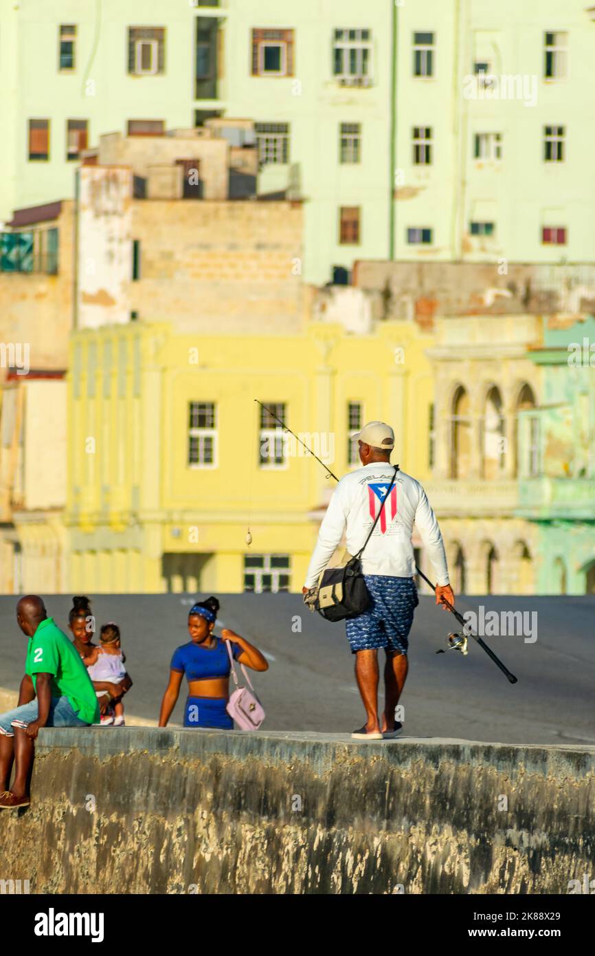 Ein Mann mit einer Puerto-Rico-Flagge fischt in El Malecons Stützmauer in Havanna, Kuba Stockfoto