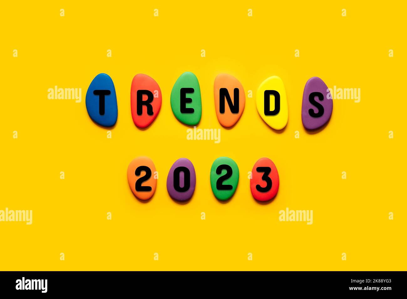 Worttrends 2023 mit farbigen Blöcken auf gelbem Hintergrund. Modernes Trendkonzept zur Überwachung neuer Geschäftsmöglichkeiten. Stockfoto
