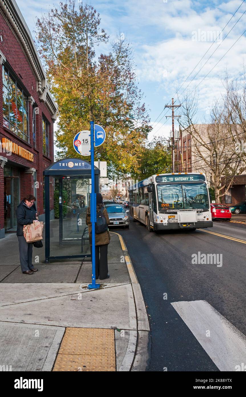 Bus zur Abholung in der Nähe von Urban Outfitters im Packard-Gebäude in Portland, Oregon. Stockfoto