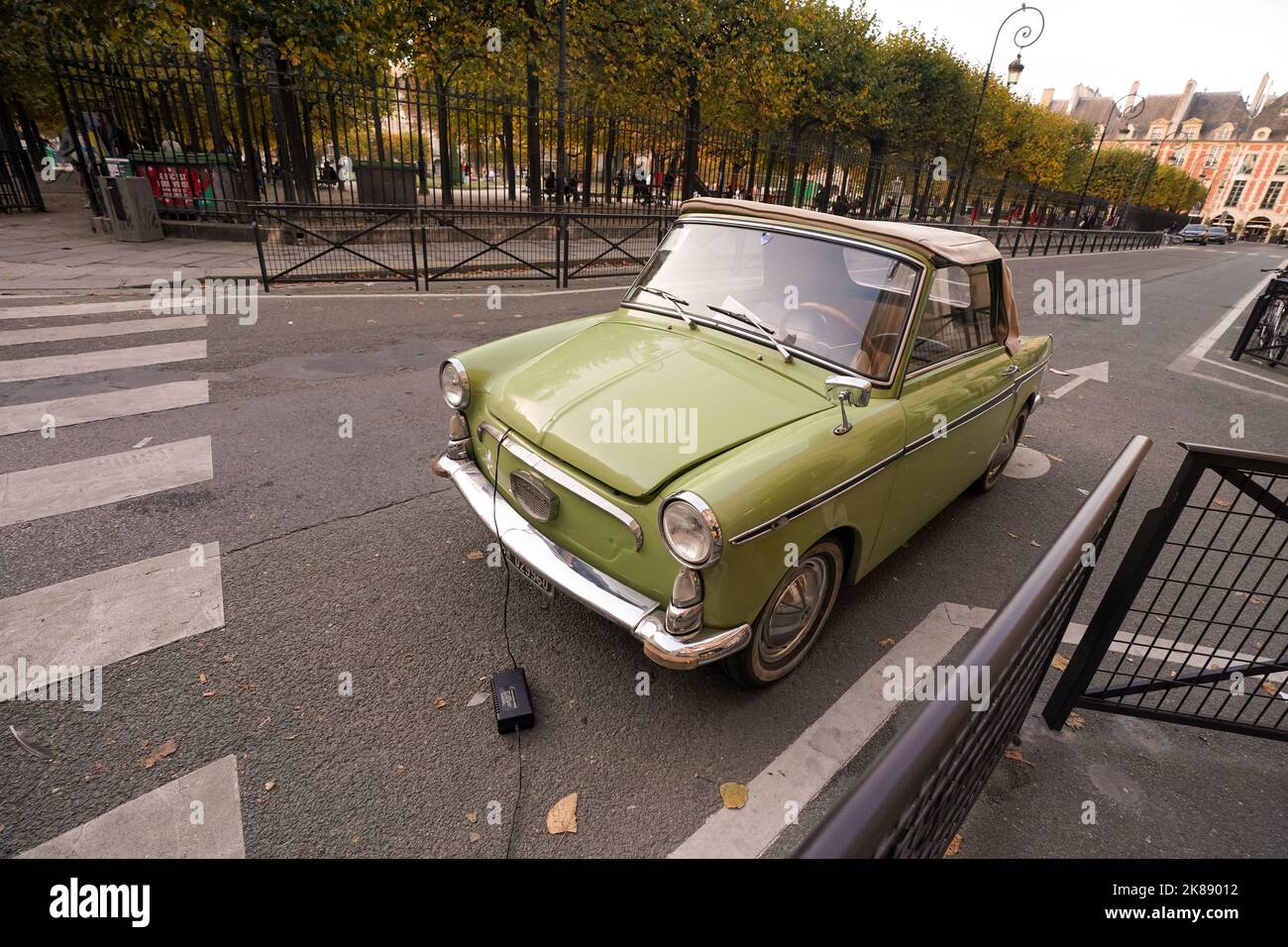 Der Place des Vosges, ursprünglich Place Royale, ist der älteste geplante Platz in Paris, Frankreich. Stockfoto