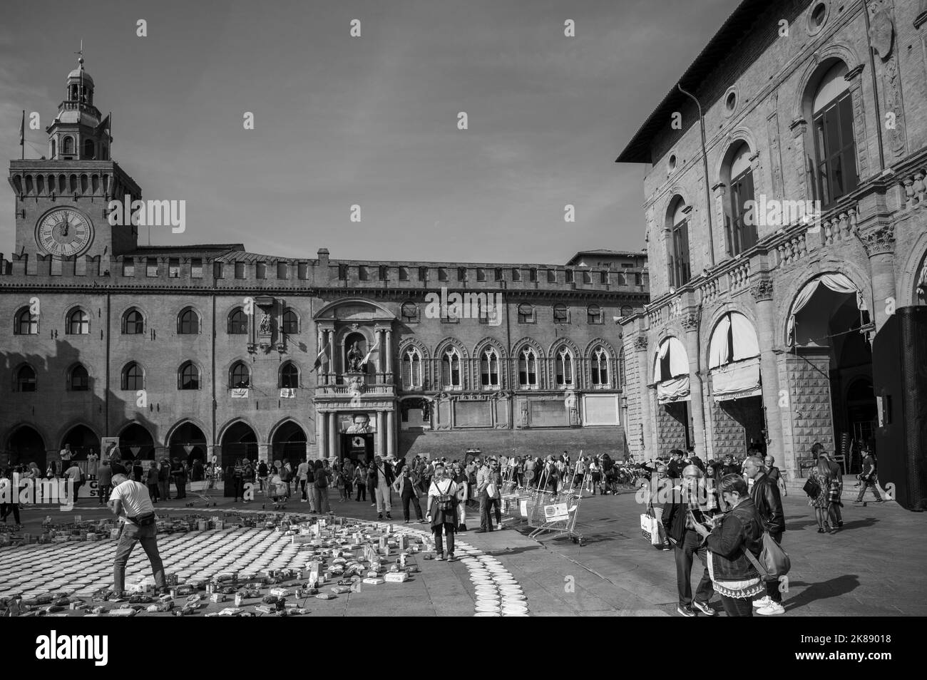 Italien, Oktober 2022 - Architektur und Kunst in schwarz-weiß im historischen Zentrum von Bologna immer mit Menschen und Touristen überfüllt Stockfoto