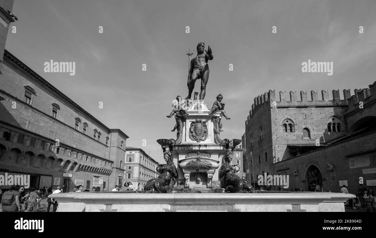 Italien, Oktober 2022 - Architektur und Kunst in schwarz-weiß im historischen Zentrum von Bologna immer mit Menschen und Touristen überfüllt Stockfoto